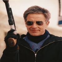 John Cassavetes държи пистолет в черно яке Photo Print
