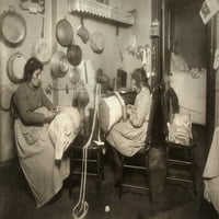 Hine: Home Industry, 1911. NA Mother и нейната тринадесетгодишна дъщеря, работеща върху данните на възглавницата в мръсна кухня на жилищна жилищна кухня на изток